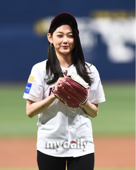 GUGUDAN成员康美娜担任职业棒球比赛开球嘉宾