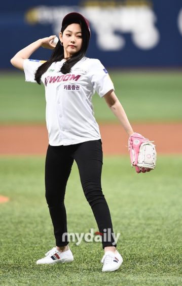 GUGUDAN成员康美娜担任职业棒球比赛开球嘉宾
