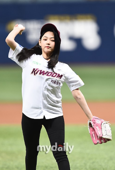 GUGUDAN成员康美娜担任职业棒球比赛开球嘉宾