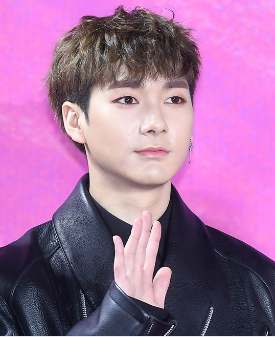  NU'EST Aron因为健康问题无法参加部分演唱会舞台