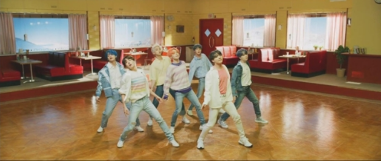 BTS《Boy With Love》预告视频截图