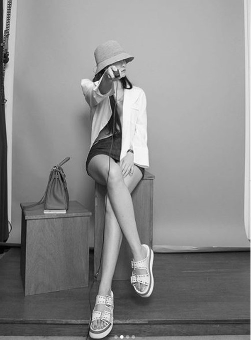 孝敏黑白写真展示职业模特修长美腿