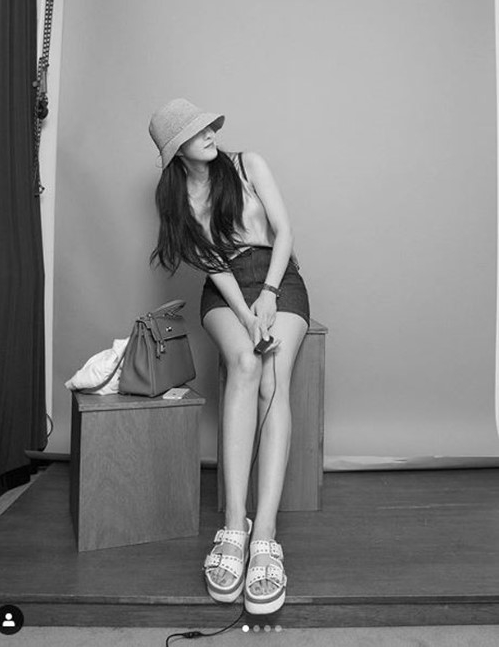 孝敏黑白写真展示职业模特修长美腿