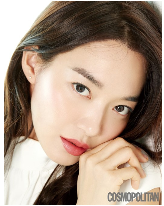 申敏儿最新美妆照完美肌肤散发动人魅力