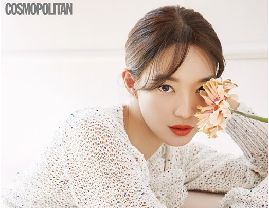 申敏儿最新美妆照完美肌肤散发动人魅力