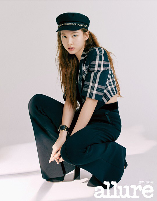 TWICE最新杂志写真气质清新纯美可人