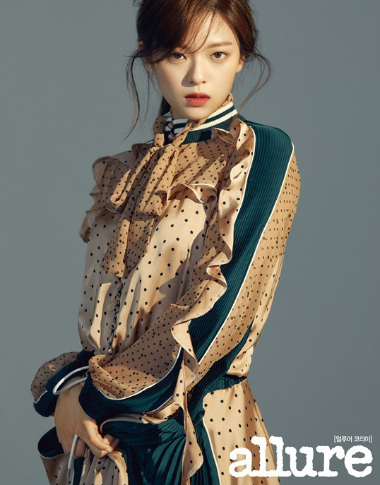 TWICE最新杂志写真气质清新纯美可人