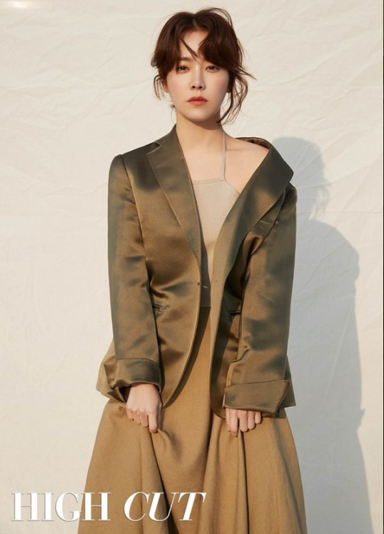 韩智敏最新时装照展现成熟女性魅力