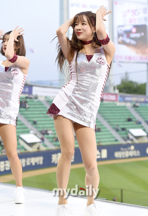 首尔职业棒球比赛啦啦队女郎热舞助阵