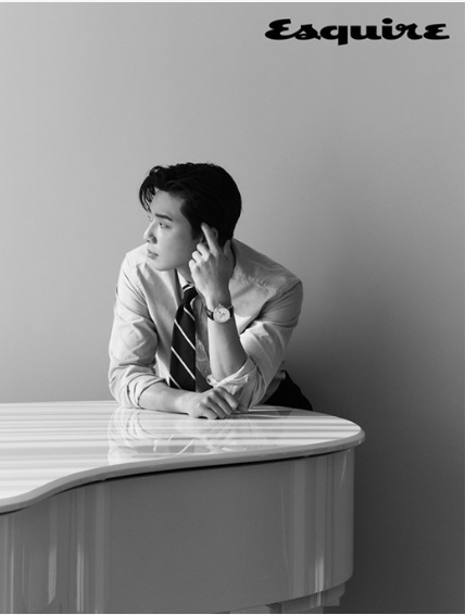 朴叙俊时尚杂志画报散发男性温柔之美