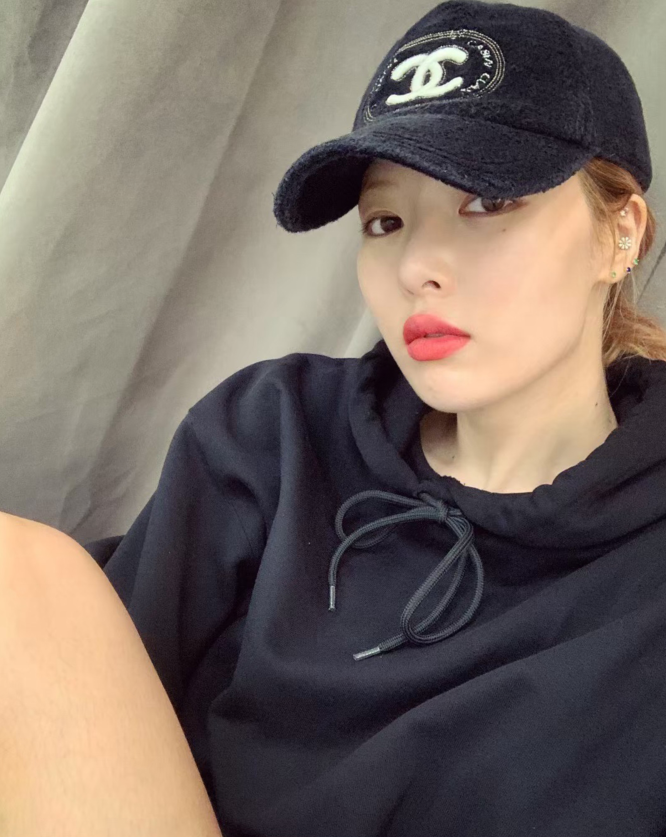 泫雅晒自拍简单卫衣大玩下衣失踪伸直美腿