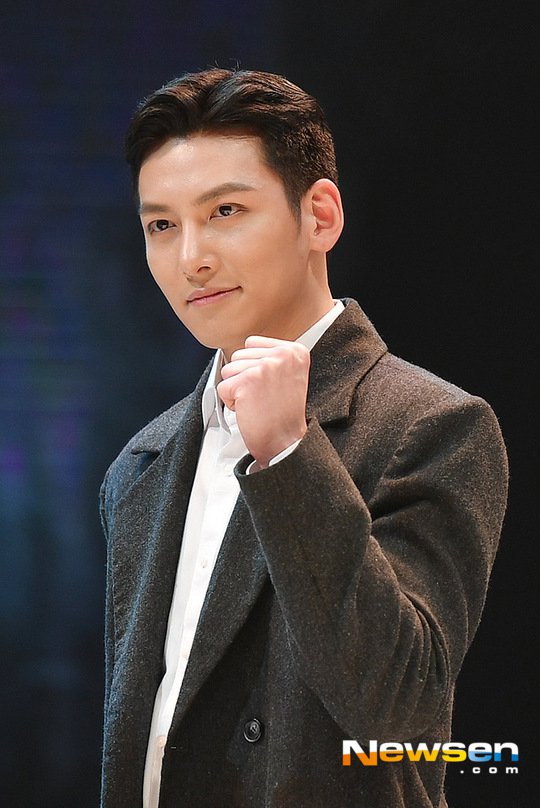 退伍在即的池昌旭戏约不断,有望出演TVN《融化我吧》回归小屏幕