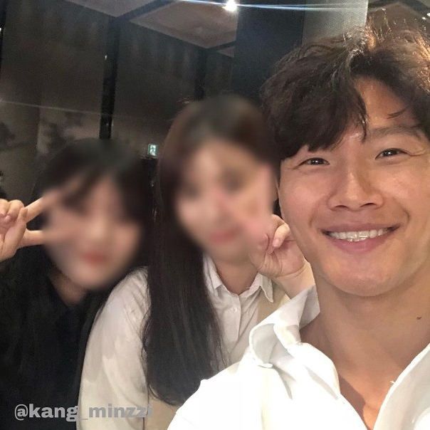 刘在石、池石镇、宋智孝、金钟国及全昭旻等出席《Running Man》导演婚礼