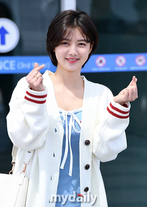 金裕贞短发逆龄变身少女启程飞往澳门