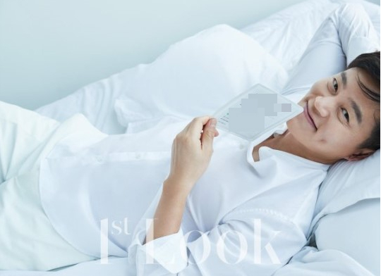 李瑞镇最新时装照酒窝笑容暖心