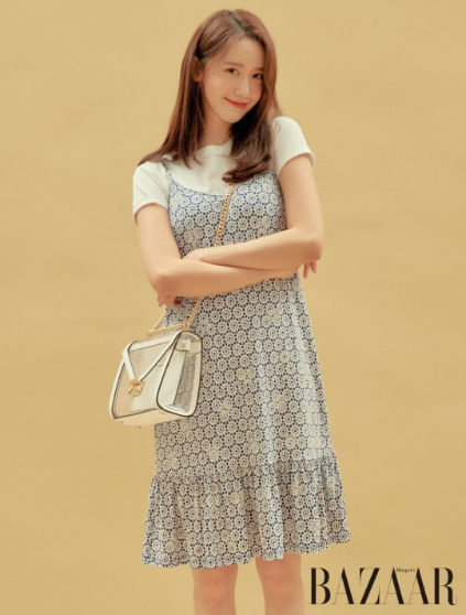 少女时代成员允儿时装照展现清纯迷人魅力