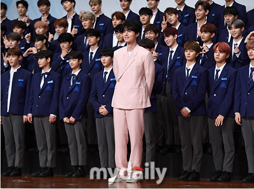 《Produce X 101》节目的发布会李栋旭粉色出席