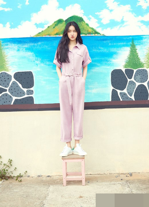 Apink孙娜恩济州岛女装最新宣传照印花裙清新甜美