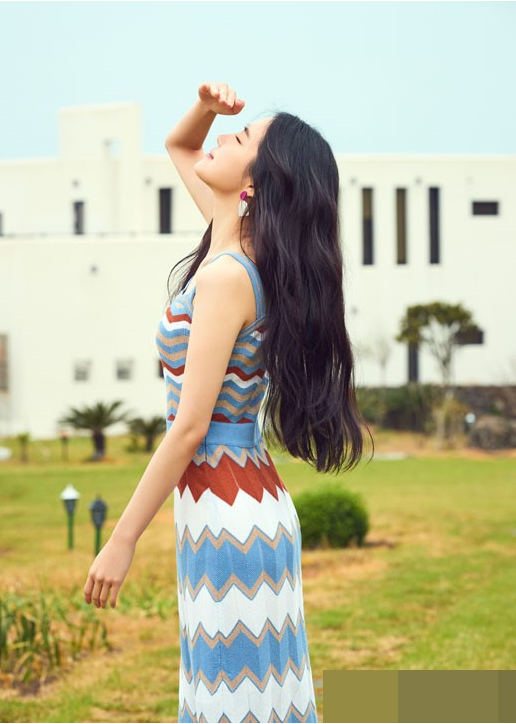 Apink孙娜恩济州岛女装最新宣传照印花裙清新甜美