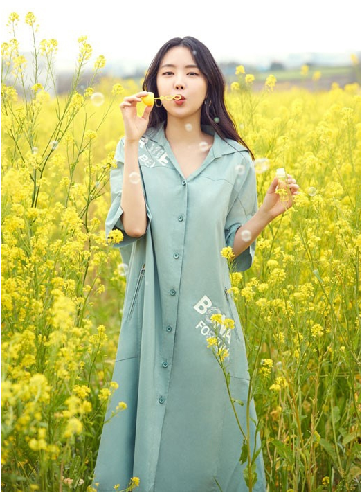 Apink孙娜恩济州岛女装最新宣传照印花裙清新甜美
