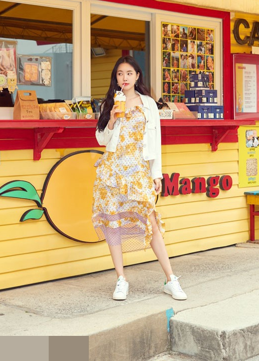 Apink孙娜恩济州岛女装最新宣传照印花裙清新甜美