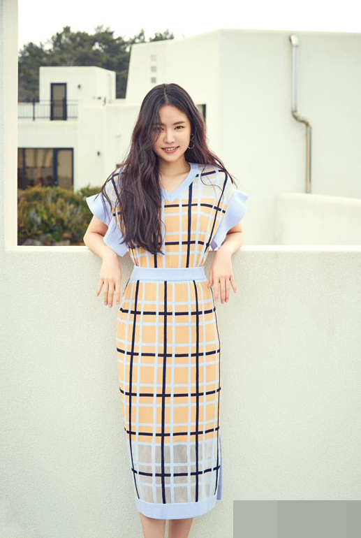 Apink孙娜恩济州岛女装最新宣传照印花裙清新甜美