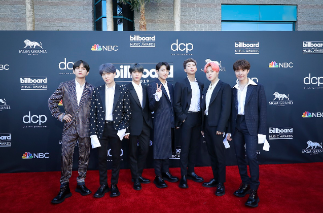 人气组合防弹少年团在美国Billboard颁奖礼上连夺两奖