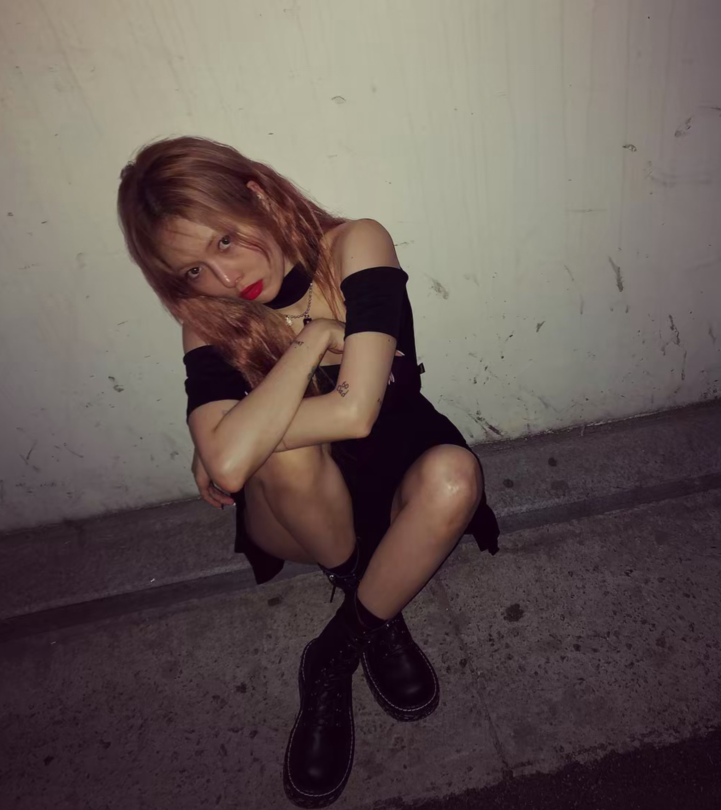 泫雅晒美照大秀香肩美腿性感诱人