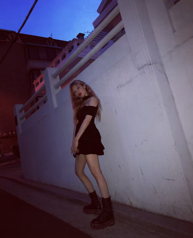 泫雅晒美照大秀香肩美腿性感诱人