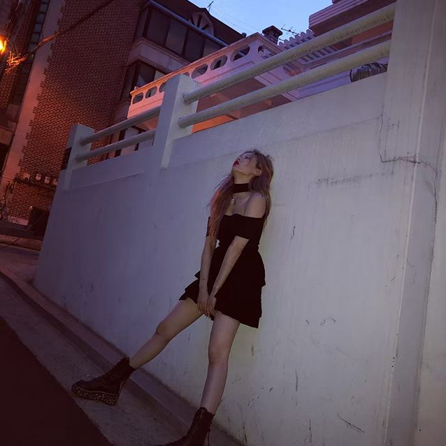 泫雅晒美照大秀香肩美腿性感诱人