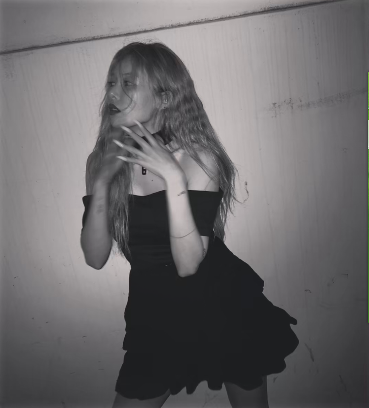 泫雅晒美照大秀香肩美腿性感诱人