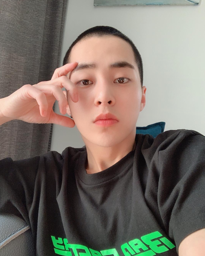 EXO成员XIUMIN上传剃发照 将于今日低调入伍 