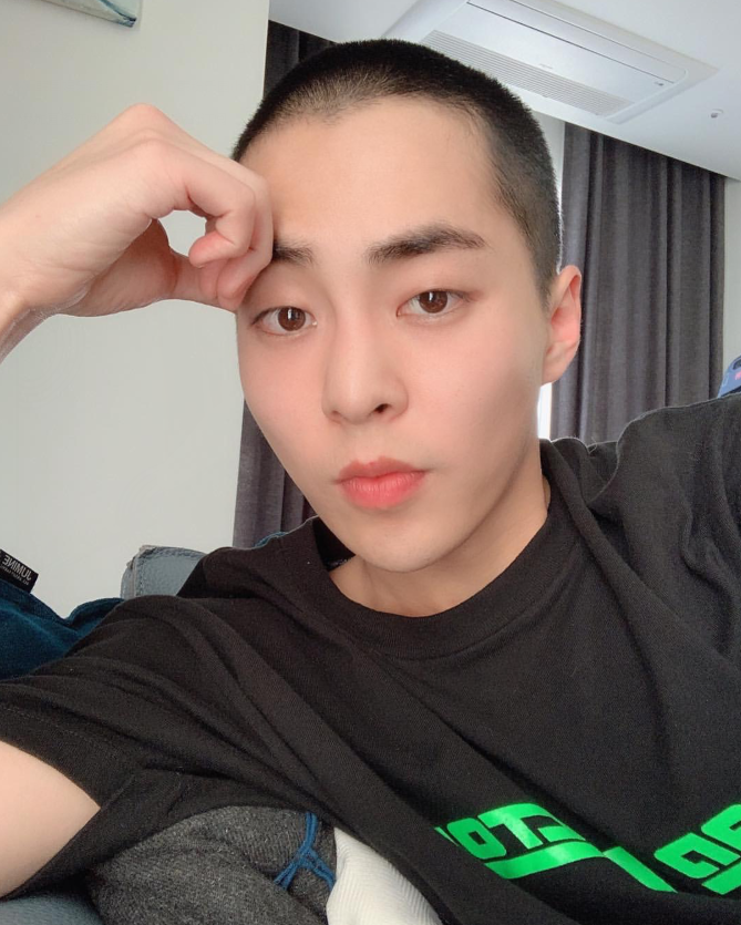 EXO成员XIUMIN上传剃发照 将于今日低调入伍 
