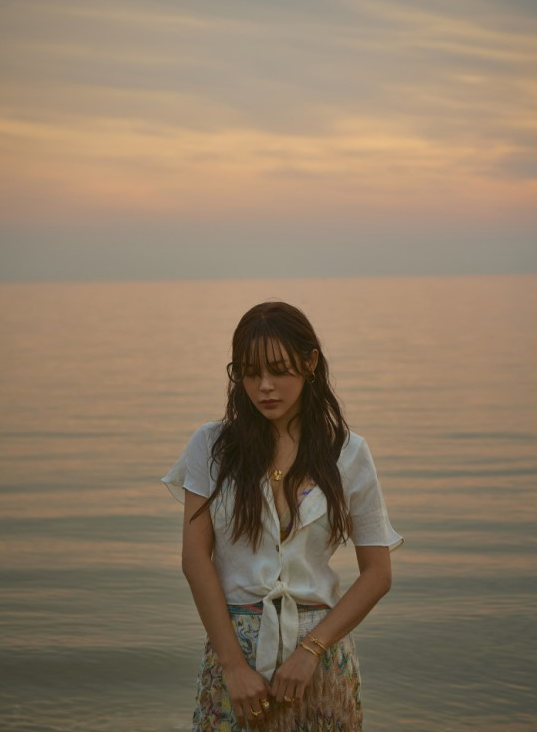 朴诗妍最新宣传照公开海边漫步秀身材
