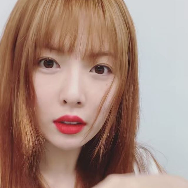 泫雅晒美照剪齐刘海碎花吊带短袖霸气跨开双腿蹲在路边眼神迷离