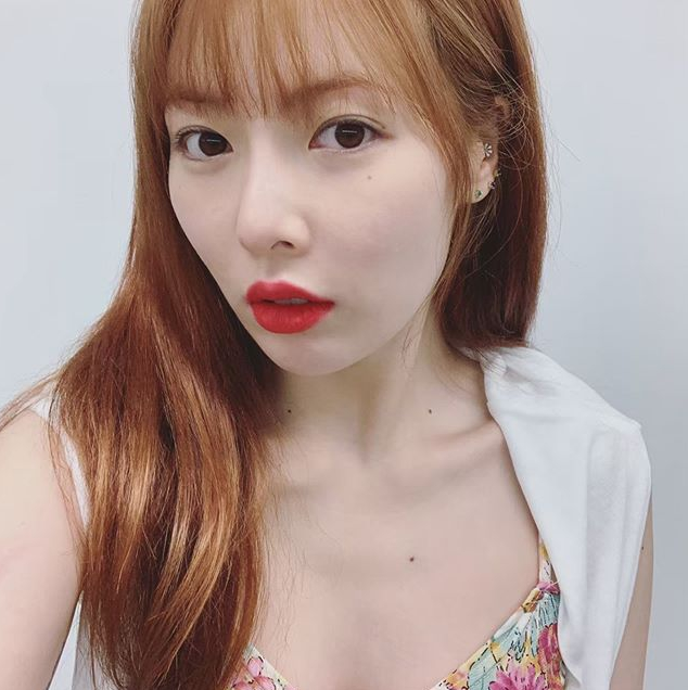 泫雅晒美照剪齐刘海碎花吊带短袖霸气跨开双腿蹲在路边眼神迷离