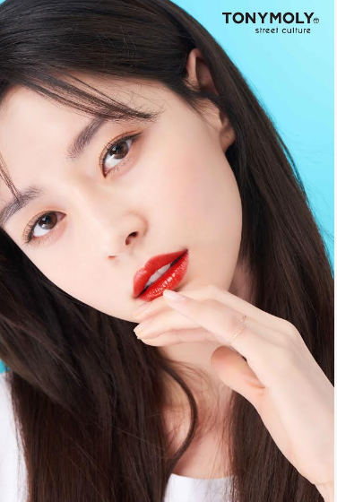 权娜拉美妆品牌最新画报公开展示了令人羡慕的美貌