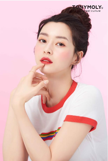 权娜拉美妆品牌最新画报公开展示了令人羡慕的美貌