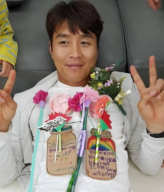 李同国：父母节通常都会收到5朵康乃馨