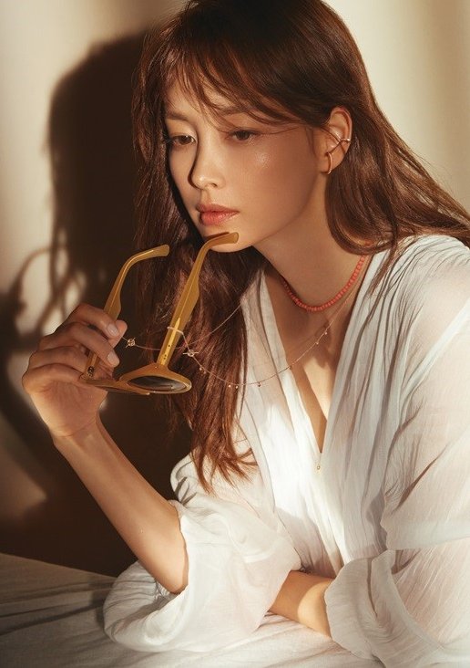 李娜英品牌宣传照展现优雅迷人魅力