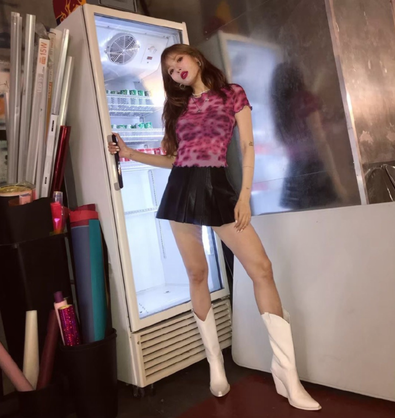 泫雅晒美照动作性感妩媚穿短裙皮靴秀长腿