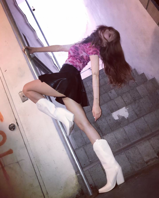 泫雅晒美照动作性感妩媚穿短裙皮靴秀长腿
