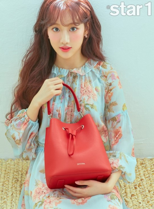 APRIL李娜恩时装杂志照扎马尾展现甜美笑容