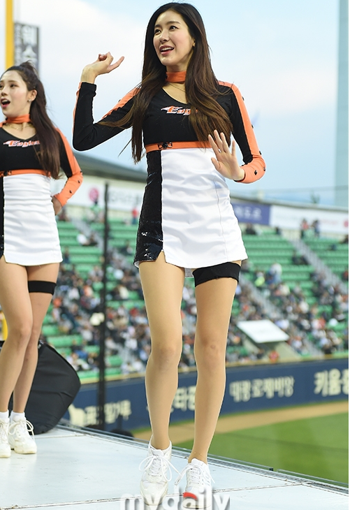 青春靓丽啦啦队女郎热舞助阵首尔职业棒球比赛