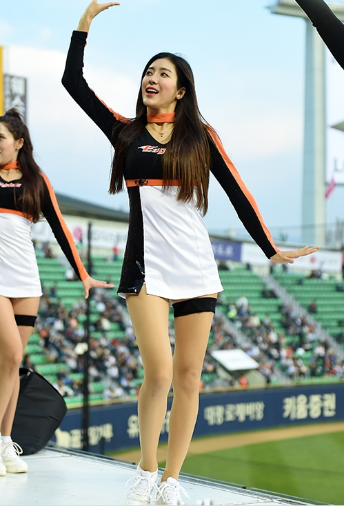 青春靓丽啦啦队女郎热舞助阵首尔职业棒球比赛