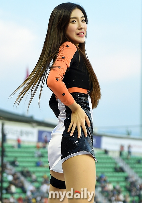青春靓丽啦啦队女郎热舞助阵首尔职业棒球比赛