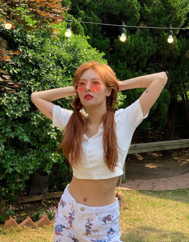 泫雅晒美照白色深v蕾丝上衣女人味十足