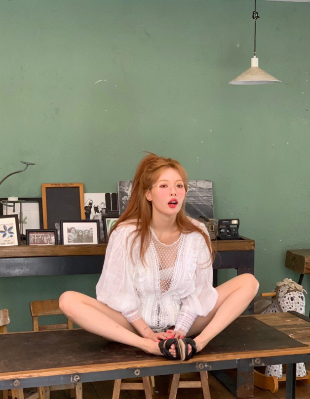 泫雅晒美照白色深v蕾丝上衣女人味十足