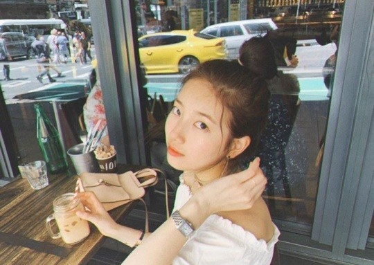 秀智晒近照清纯动人扎丸子头可爱嘟嘴卖萌笑容甜