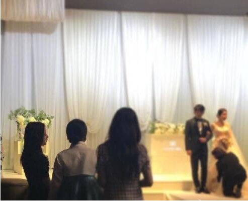 BLACK PINK出席金智秀哥哥婚礼的现场图开心合照